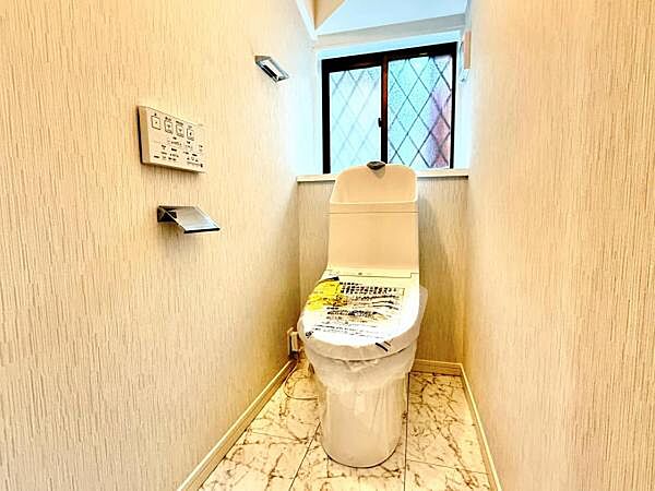 シャワー洗浄機能付のトイレは、清潔感が印象的な空間ですね。