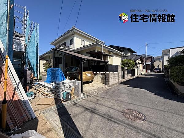 前面道路です。住宅地につき落ち着いた新生活を始められそうです。