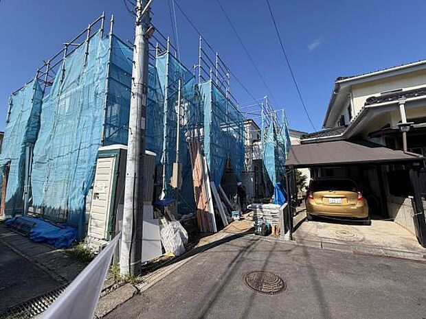 前面道路を含めた現地写真です。
