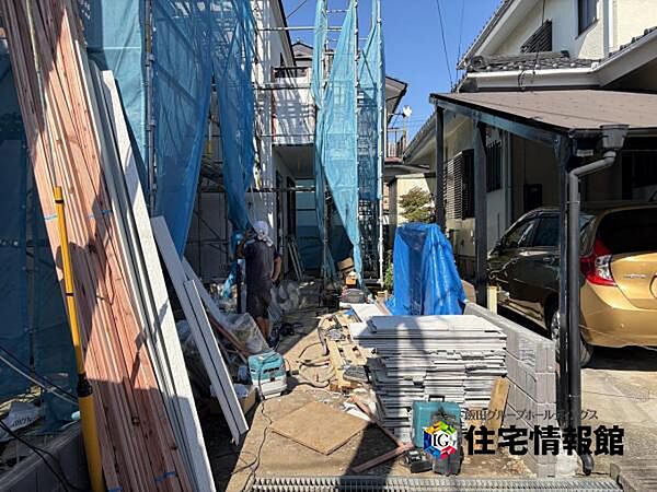 駐車場です。前面道路との高低差も少なく、スムーズに出入りできます。