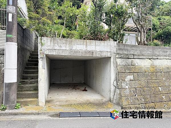 ガレージ車庫です、大切な車を雨風や紫外線から守れます。