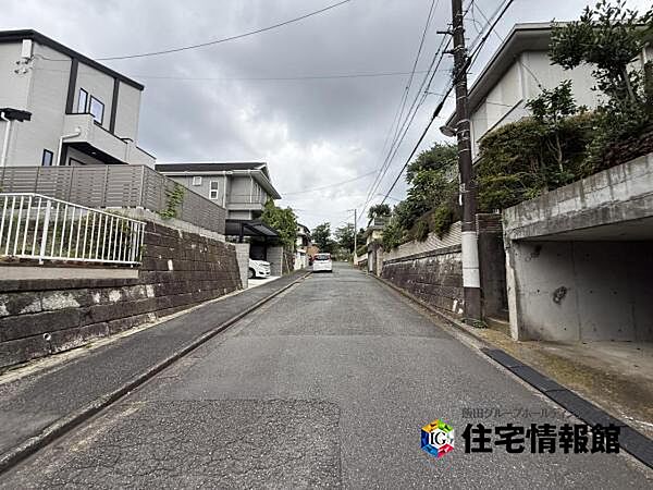 前面道路を含めた現地写真です。ぜひ周辺環境も併せてご覧ください。