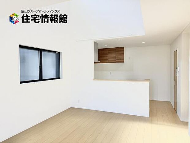 カウンターキッチン越しに会話も楽しめるダイニングキッチン。