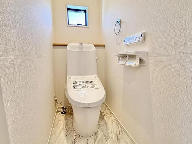 シャワー洗浄機能付のトイレは、清潔感が印象的な空間ですね。
