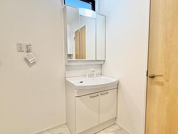 シャワー付き洗面化粧台です。手軽にシャンプーができ、お掃除もしやすいですね。
