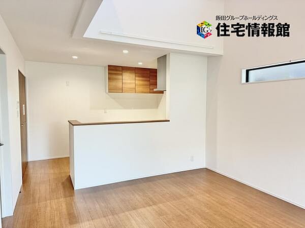 カウンターキッチン越しに会話も楽しめるダイニングキッチン。
