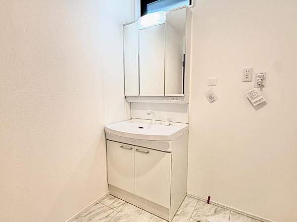 シャワー付き洗面化粧台です。手軽にシャンプーができ、お掃除もしやすいですね。