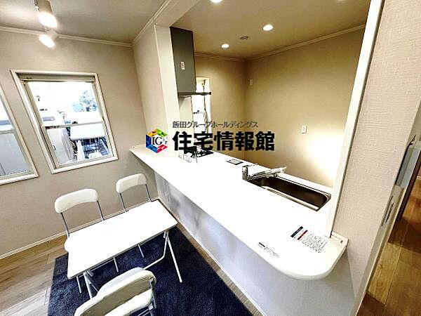 カウンターキッチン越しに会話も楽しめるダイニングキッチン。