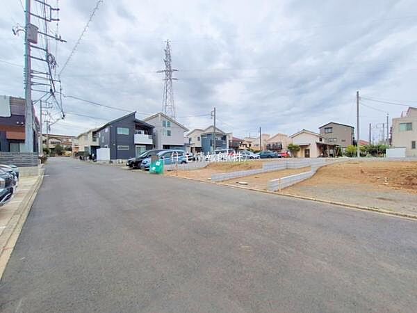 前面道路を含めた現地写真です。