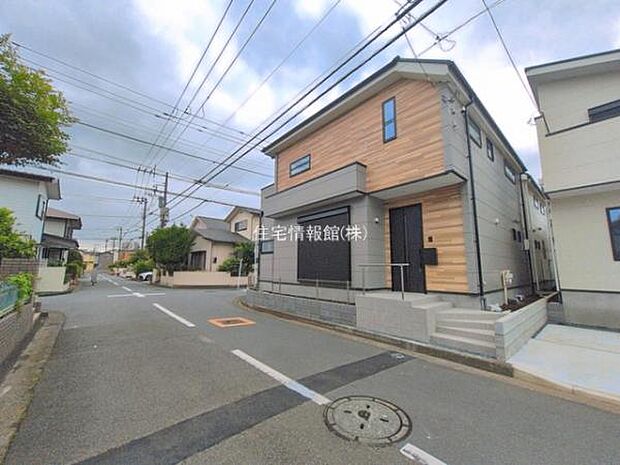 前面道路を含めた現地写真です。