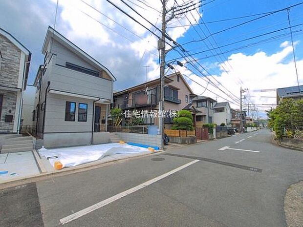 前面道路を含めた現地写真です。