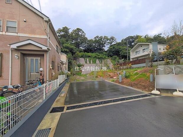 前面道路を含めた現地写真です。