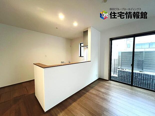 カウンターキッチン越しに会話も楽しめるダイニングキッチン。