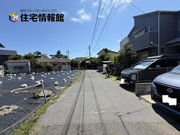 前面道路を含めた現地写真です。ぜひ周辺環境も併せてご覧ください。