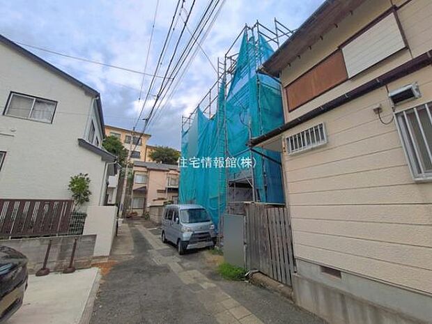 前面道路を含めた現地写真です。