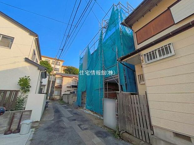 前面道路を含めた現地写真です。