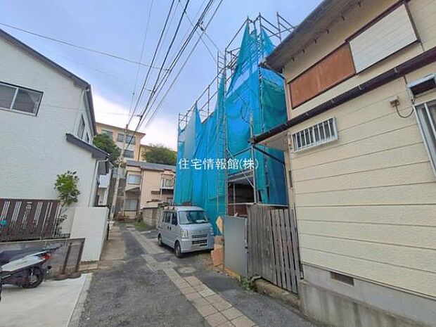 前面道路を含めた現地写真です。