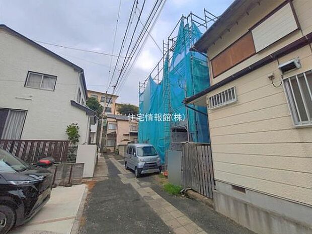 前面道路を含めた現地写真です。
