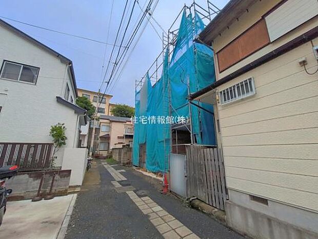 前面道路を含めた現地写真です。