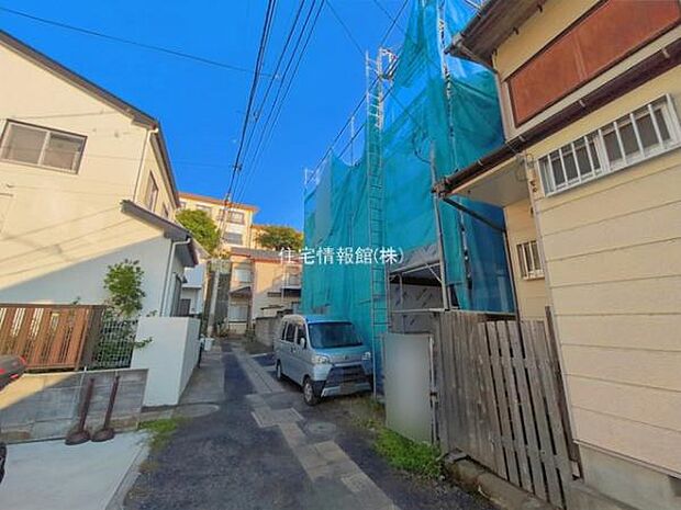 前面道路を含めた現地写真です。