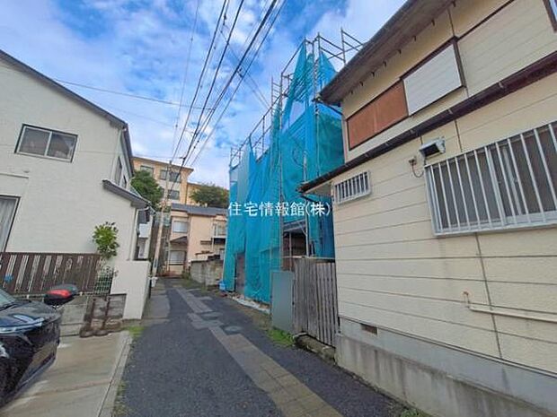 前面道路を含めた現地写真です。
