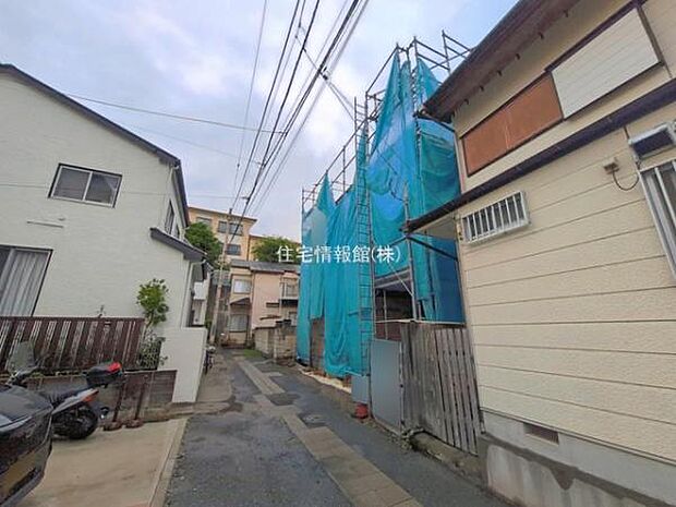 前面道路を含めた現地写真です。