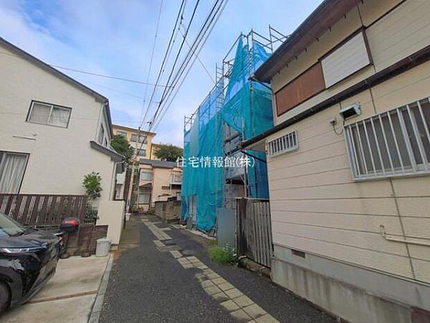 前面道路を含めた現地写真です。