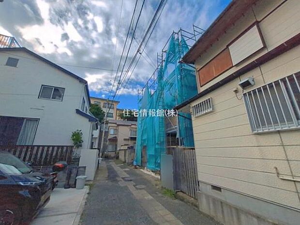前面道路を含めた現地写真です。