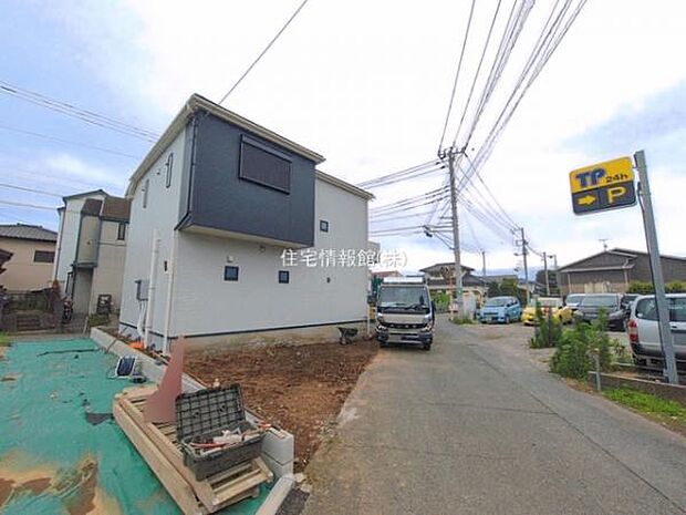 前面道路を含めた現地写真です。