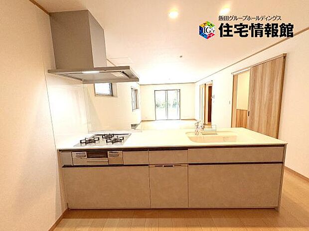 リビングが見渡せ、料理中も会話が弾む対面式キッチンです。
