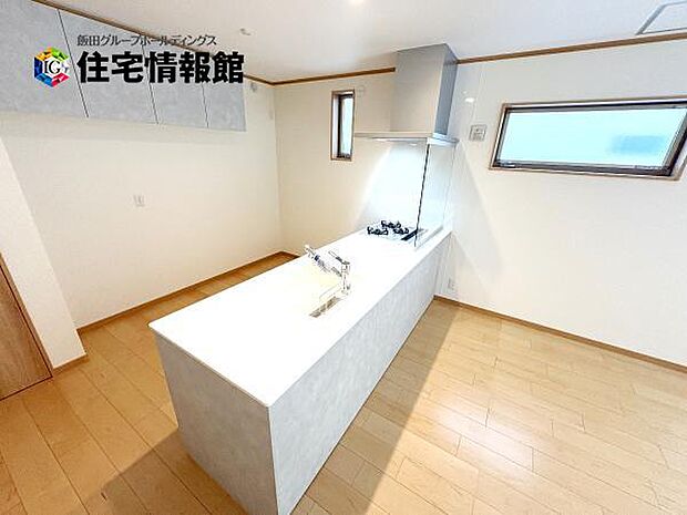 カウンターキッチン越しに会話も楽しめるダイニングキッチン。