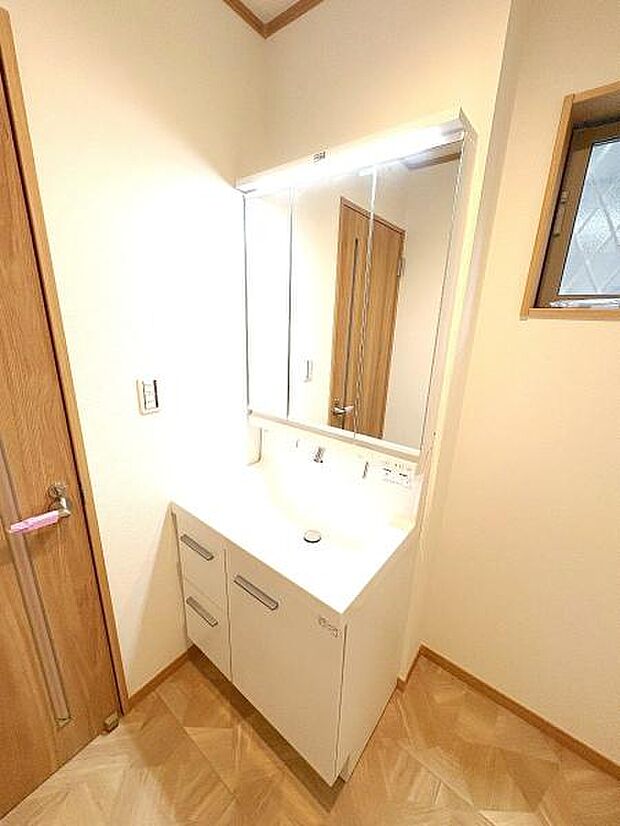 シャワー付き洗面化粧台です。手軽にシャンプーができ、お掃除もしやすいですね。