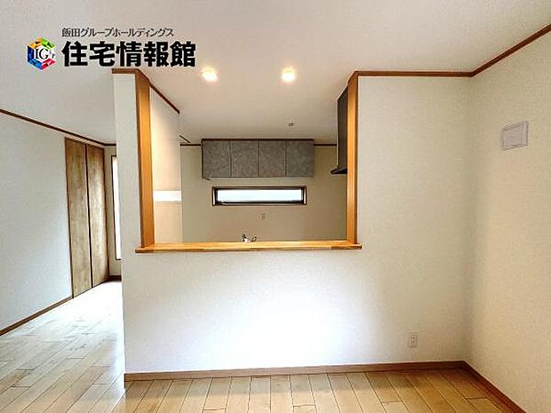 キッチン正面にダイニングセットを配置することで、配膳もスムーズに。調理中も会話を楽しめます。