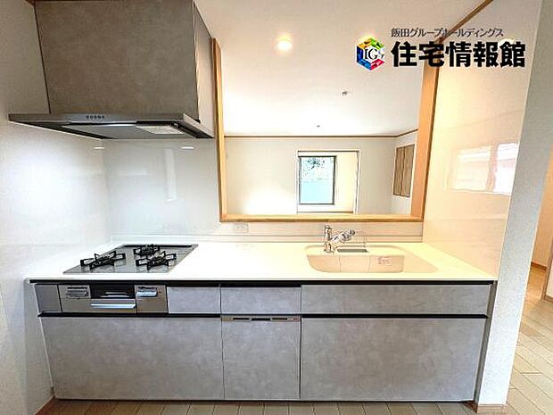 リビングが見渡せ、料理中も会話が弾む対面式キッチンです。