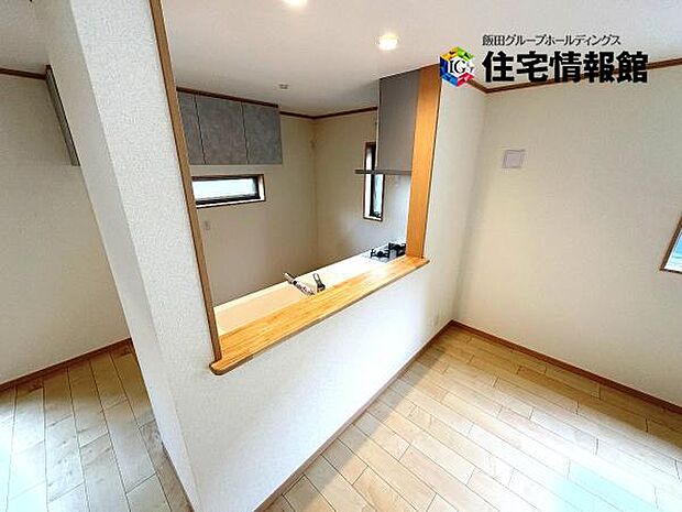 カウンターキッチン越しに会話も楽しめるダイニングキッチン。
