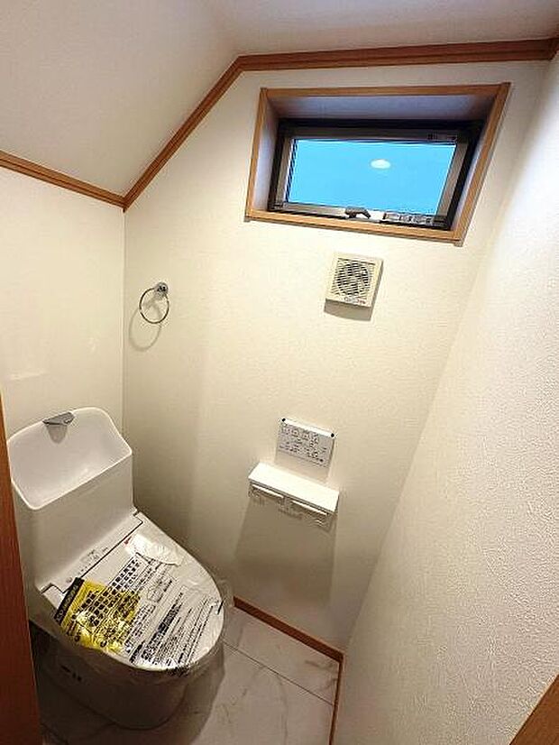 シャワー洗浄機能付のトイレは、清潔感が印象的な空間ですね。