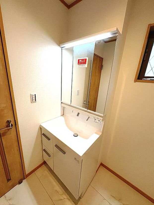 シャワー付き洗面化粧台です。手軽にシャンプーができ、お掃除もしやすいですね。
