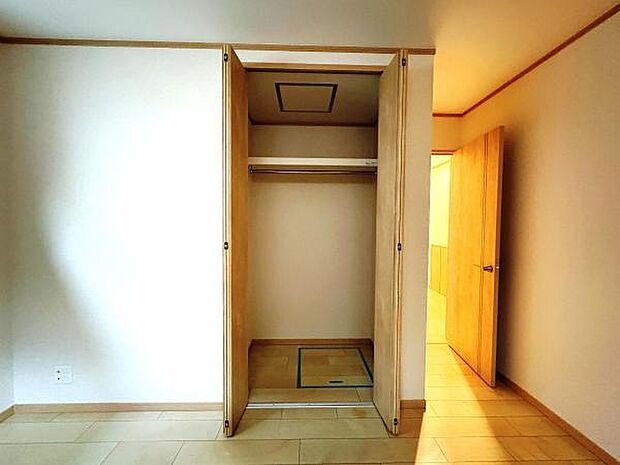 いつでもお部屋をスッキリお使い頂ける収納スペースを設置。