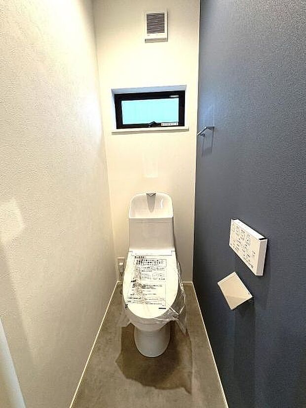 シャワー洗浄機能付のトイレは、清潔感が印象的な空間ですね。