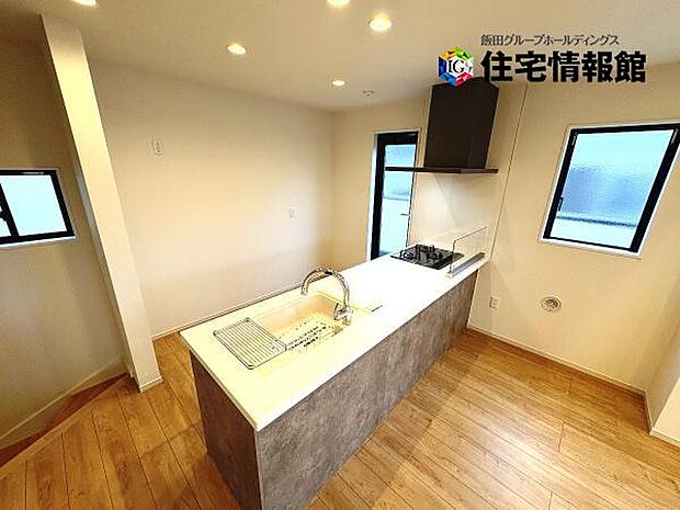 カウンターキッチン越しに会話も楽しめるダイニングキッチン。