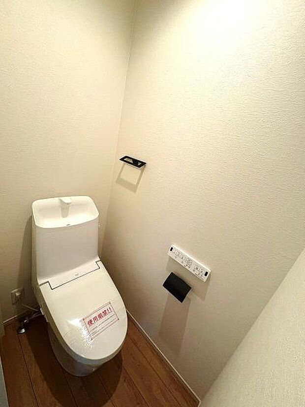 シャワー洗浄機能付のトイレは、清潔感が印象的な空間ですね。