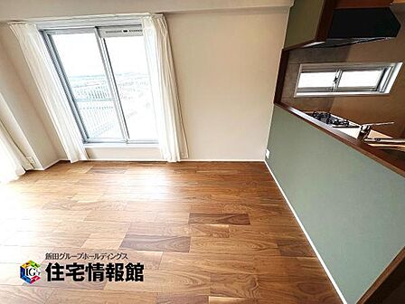 キッチン正面にダイニングセットを配置することで、配膳もスムーズに。調理中も会話を楽しめます。