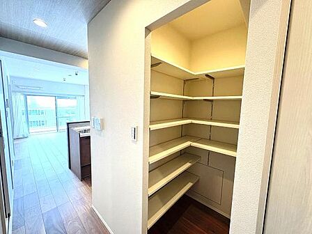 いつでもお部屋をスッキリお使い頂ける収納スペースを設置。