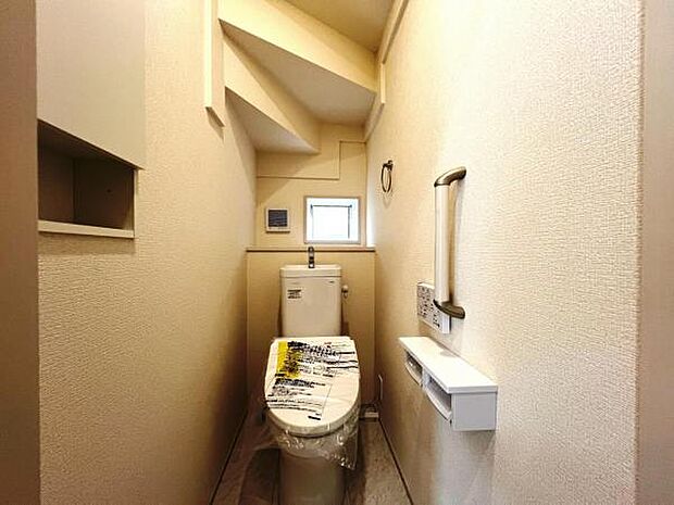シャワー洗浄機能付のトイレは、清潔感が印象的な空間ですね。