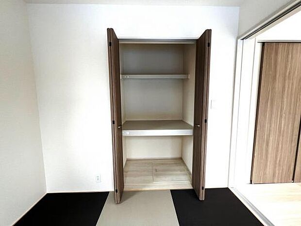 中の物を確認しやすく、取り出しやすい収納スペース。お部屋を広々とお使いいただけます。