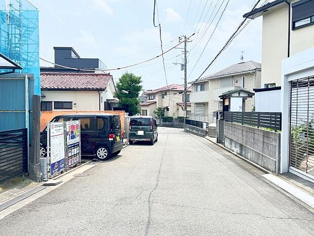 前面道路です。住宅地につき落ち着いた新生活を始められそうです。