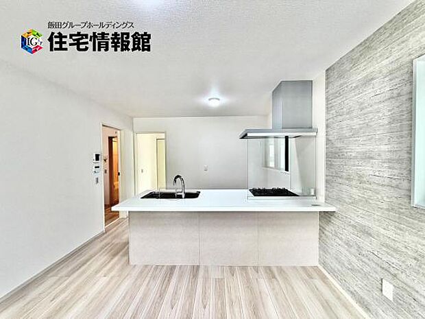 キッチン正面にダイニングセットを配置することで、配膳もスムーズに。調理中も会話を楽しめます。