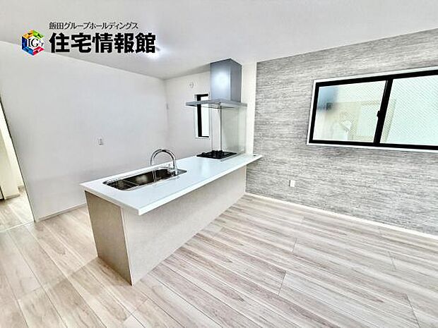 カウンターキッチン越しに会話も楽しめるダイニングキッチン。