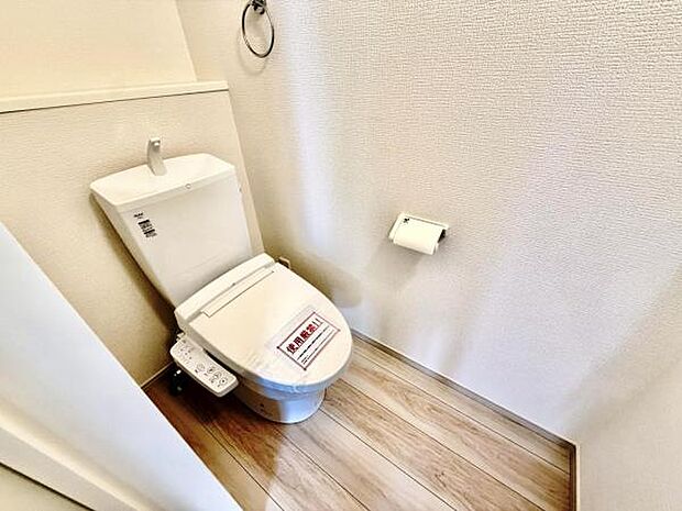 シャワー洗浄機能付のトイレは、清潔感が印象的な空間ですね。