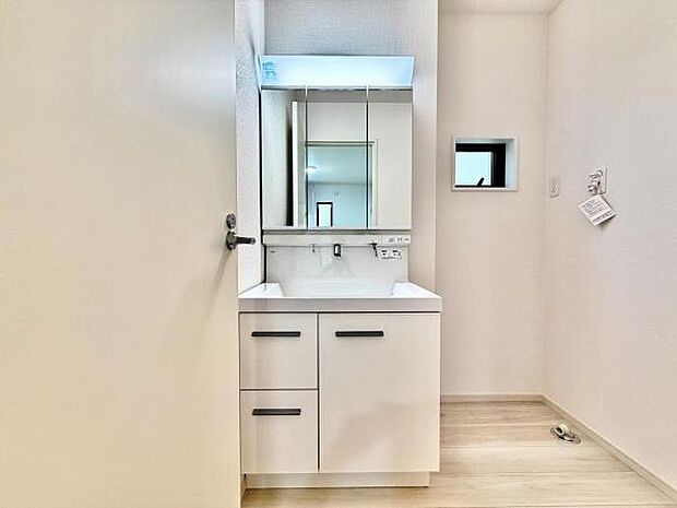 シャワー付き洗面化粧台です。手軽にシャンプーができ、お掃除もしやすいですね。